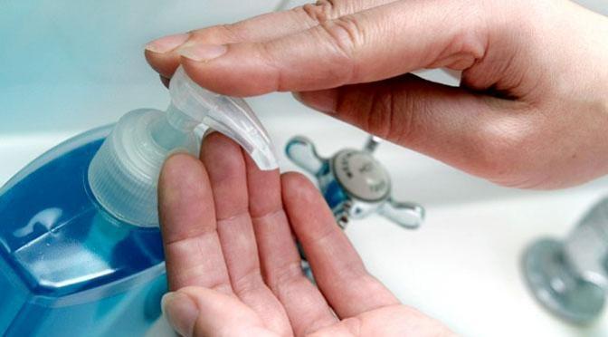 Hand Sanitizer VS Sabun, Manakah yang Lebih Efektif?